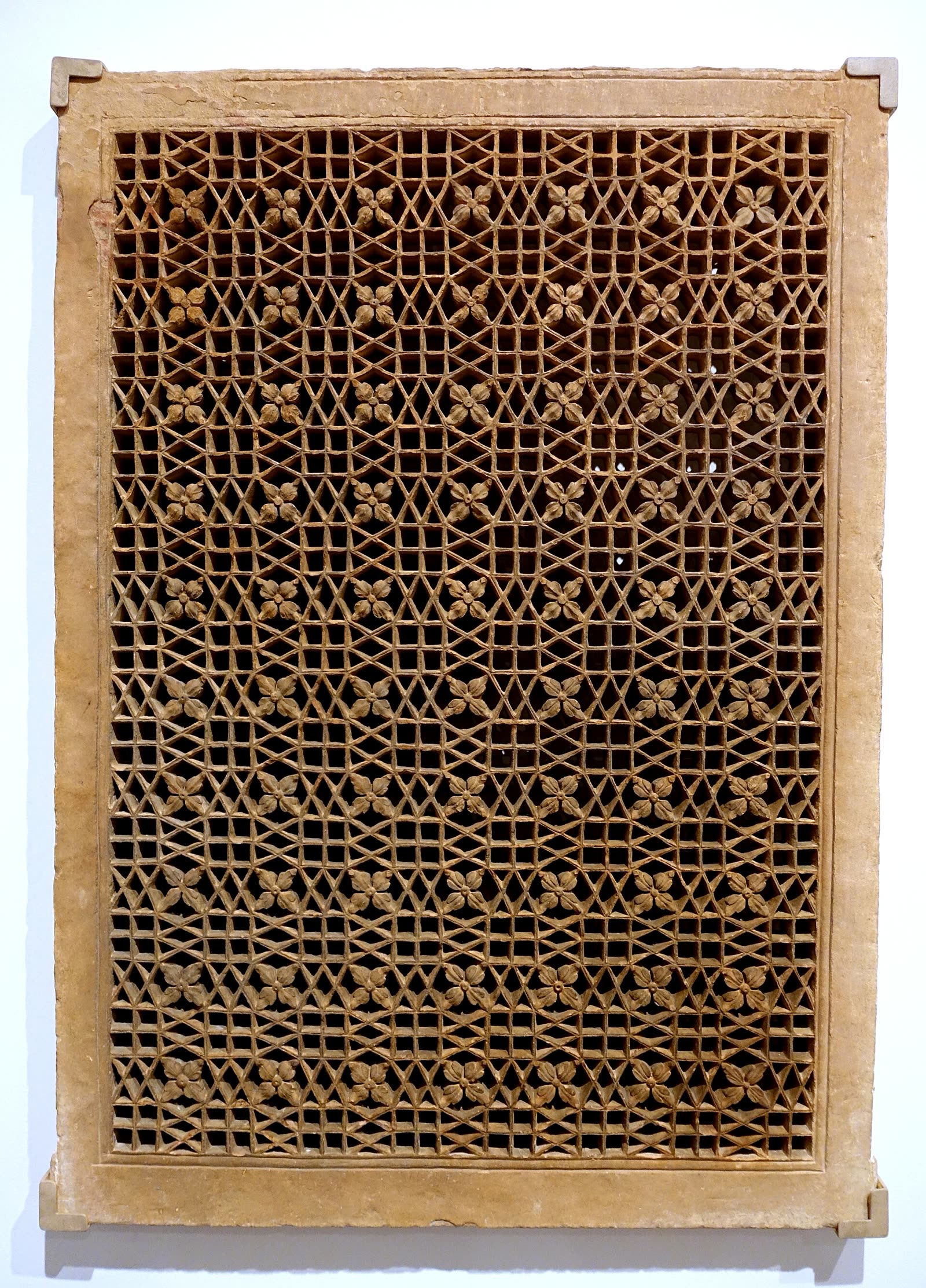 Pierced Screen (jali), India, Mughal period, c. 1580 AD, sandstone - Arthur M. Sackler Museum, Harvard University - DSC01106